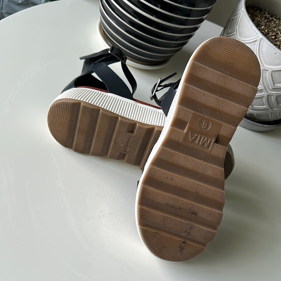 MIA Black and White Platform Sandals - Picture 3 of 5
